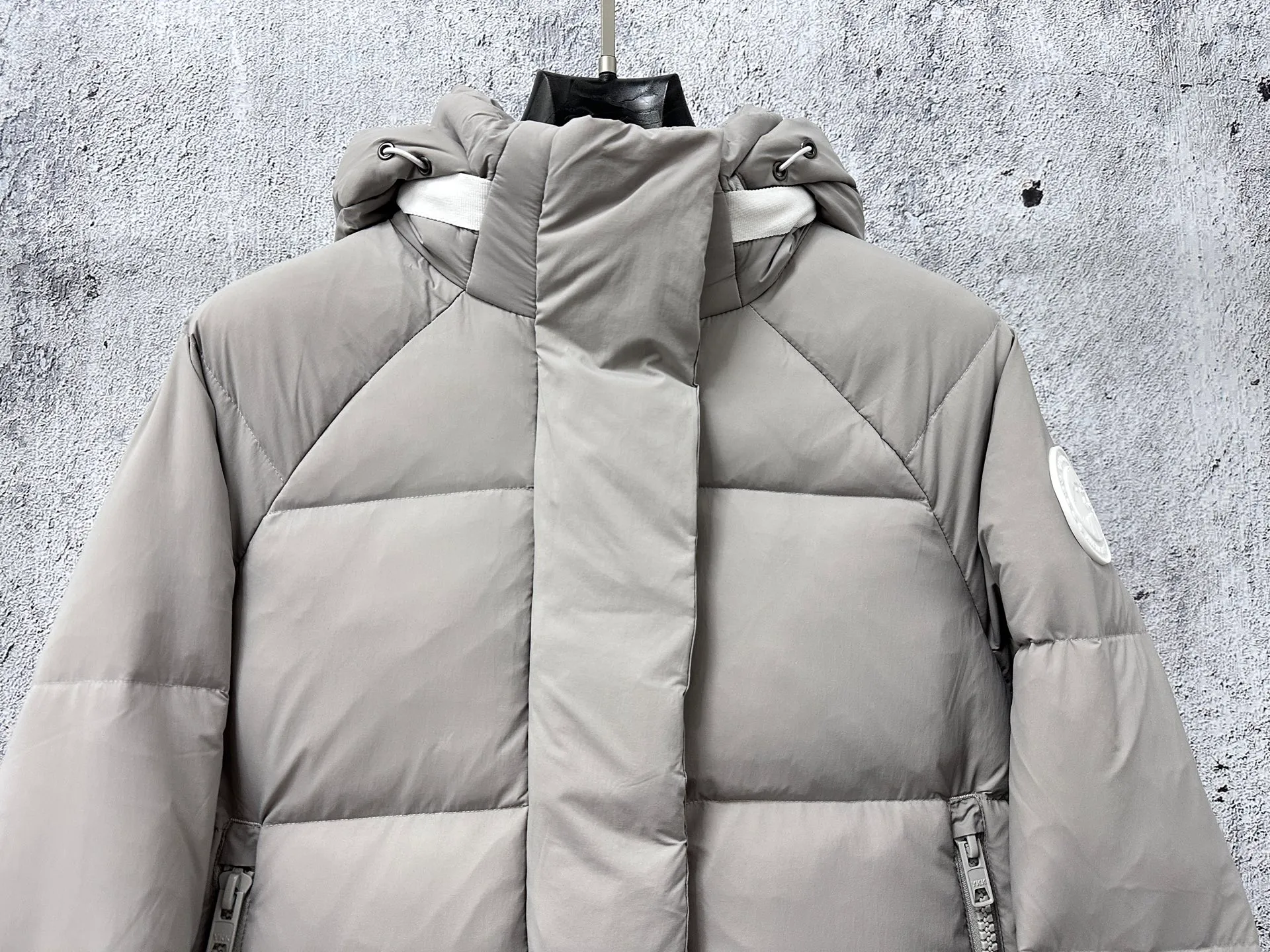 P740 【𝗖𝗔𝗡𝗔𝗗𝗔 𝗚𝗢𝗢𝗦𝗘】Capsule Series Macaron White Label Fabric: Made of soft EnduraLuxe fabric imported from DuPont, CORDURA, USA, which enhances the durability of easy-to-wear parts, is lightweight and durable; the liner is made of 400T anti-velvet gallbladder, which is comfortable, soft and non-velvet. : Equipped with a detachable hood, which can be adjusted in two directions, and is also filled with down, which brings greater softness and wrapping around the head and neck, and is full of warmth. This parka features white trim on the back and sides, and the hardware locks are all original and custom-made to match the muted fabric color. Goose label: The official website’s new series of silicone material labels, non-embroidery labels. Length: Fit hip-length. Size: XS-L